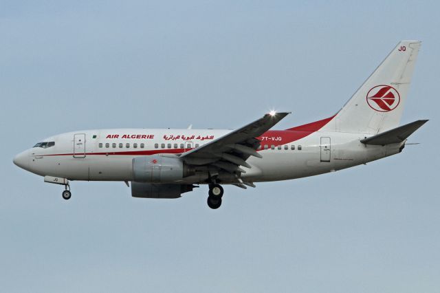 BOEING 737-600 (7T-VJQ)