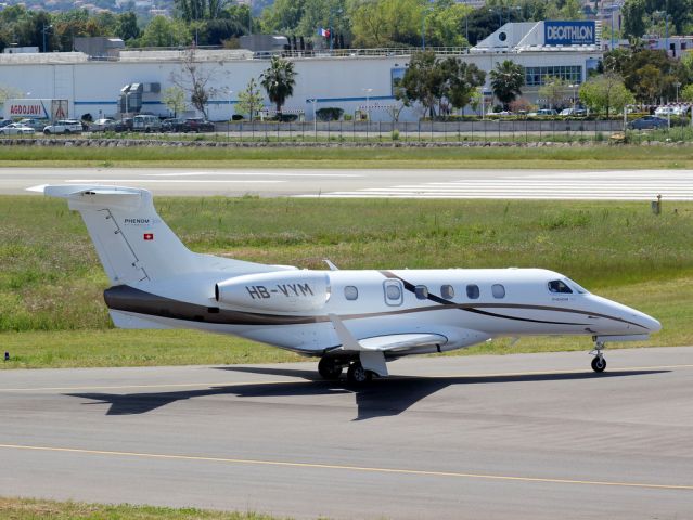 Embraer Phenom 300 (HB-VYM)