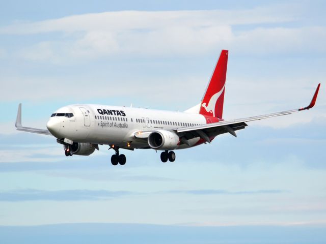 Boeing 737-800 (VH-VXT) - On short finals for runway 05. Thursday 12th July 2012.