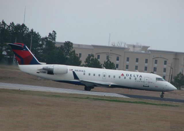 Canadair Regional Jet CRJ-200 (N839AS) - Turning on runway 14 getting ready to take off at the Shreveport Regional airport.