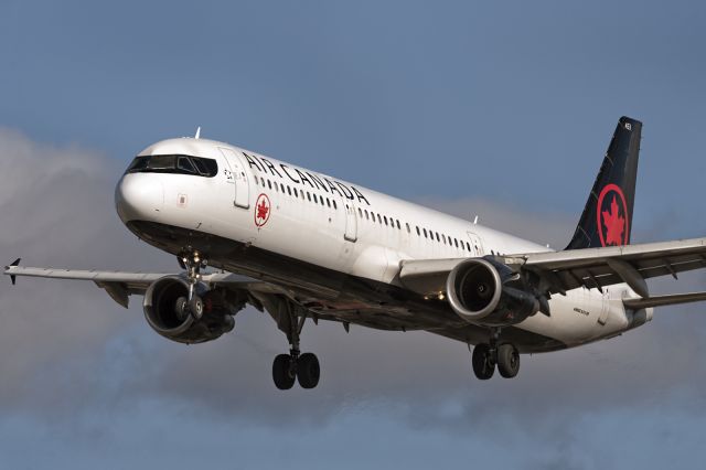 Airbus A321 (C-GIUB) - 28th October, 2023: On short finals to runway 24R at Toronto's Pearson International Airport. 