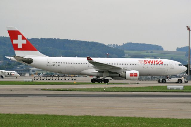 Airbus A330-200 (HB-IQC)