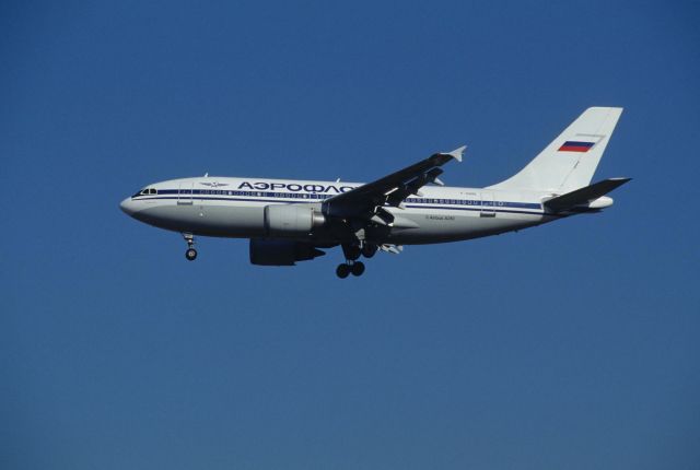 Airbus A310 (F-OGQQ) - Final Approach to Narita Intl Airport Rwy34L 0n 1995/12/23