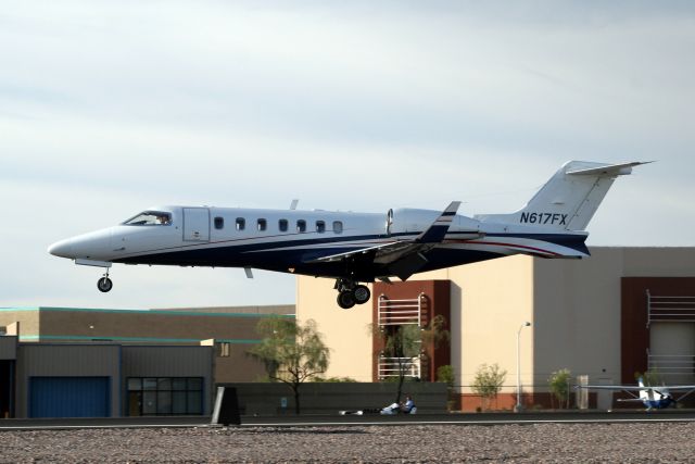 Learjet 40 (N617FX) - Arriving from KSLN on 26-Oct-09.