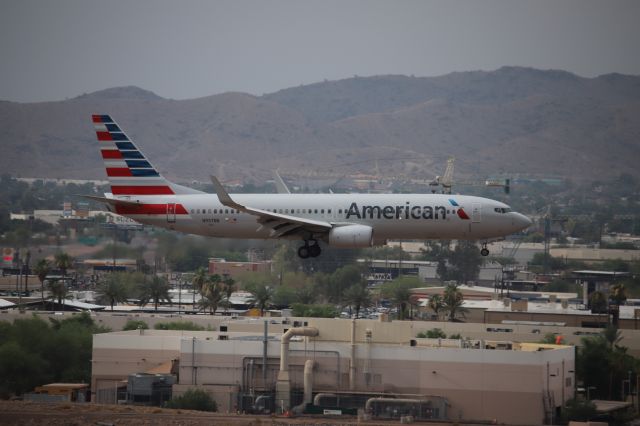 Boeing 737-800 (N937NN)