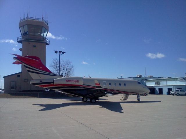 Bombardier Challenger 300 (N800BD)