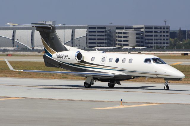 Embraer Phenom 300 (N307FL)