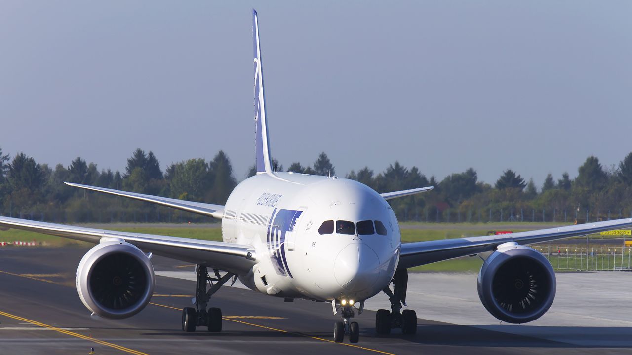 Boeing 787-8 (SP-LRE)