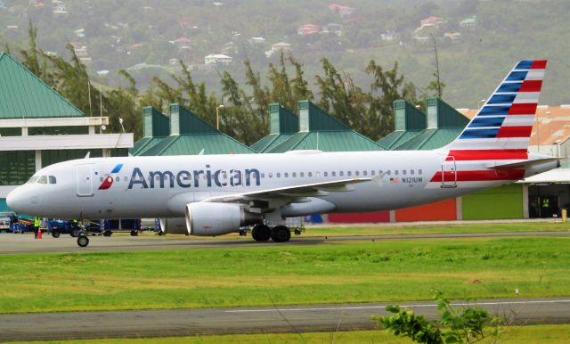 Airbus A320 (N121UW)