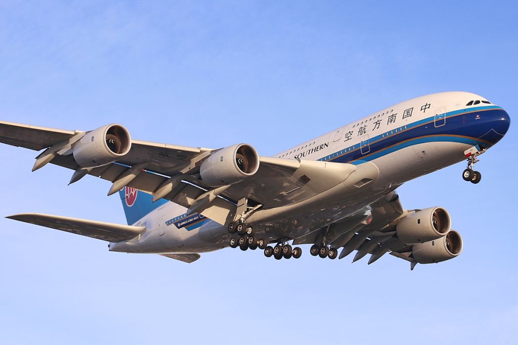 Airbus A380-800 (B-6137) - Landing.