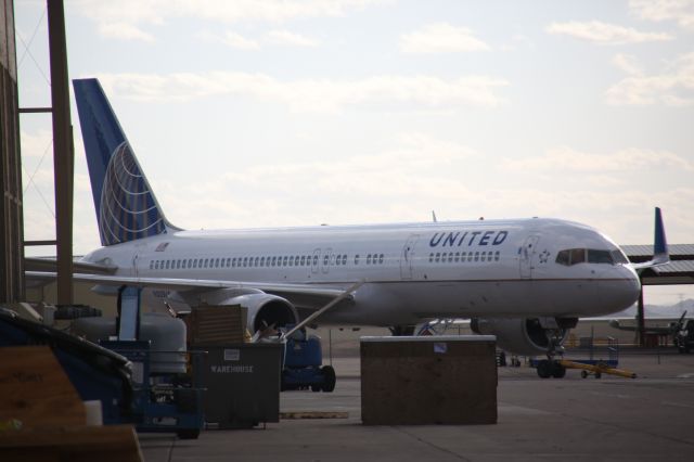 Boeing 757-200 (N505UA)