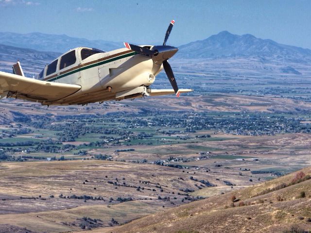 Piper Cherokee Arrow (N3588M) - Thats a bit close!