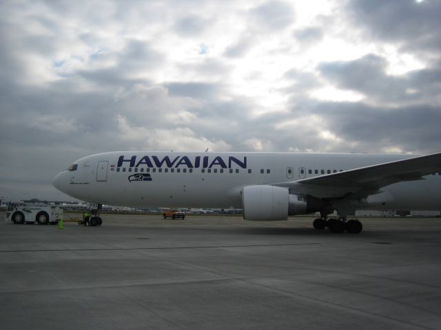 BOEING 767-300 (N593HA) - Hawaiian Airlines 767 preparing for a charter for the Seattle Seahawks.