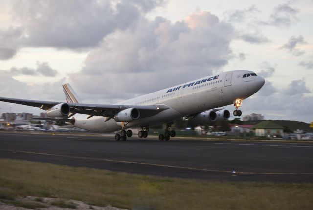 Airbus A340-300 (F-GLZP)