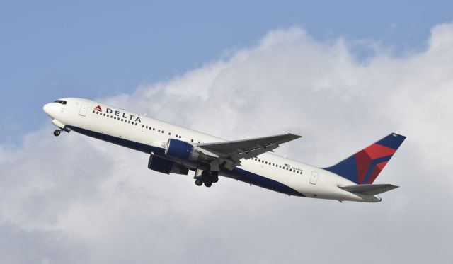BOEING 767-300 (N144DA) - Departing LAX