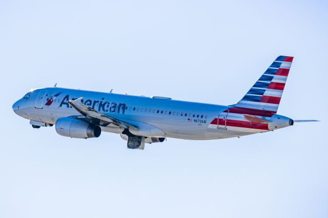 Airbus A320 (N673AW) - An American Airlines A320 taking off from PHX on 2/10/23 during the Super Bowl rush. Taken with a Canon R7 and Canon EF 100-400 II L lens.