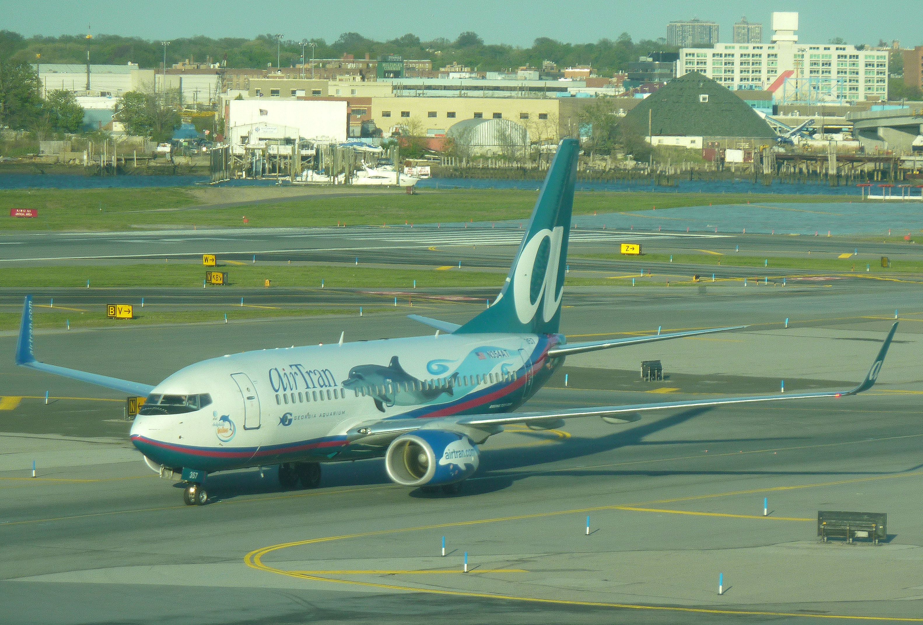 Boeing 737-700 (N354AT) - AirTran Boeing 737-7BD N354AT / 357 in the Special "Dolphin One" Official Airline of The Georgia Aquarium scheme, taxis to the gate in KLGA on May 5, 2011