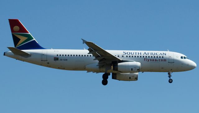 Airbus A320 (ZS-SZB) - Landing 03R OR Tambo International