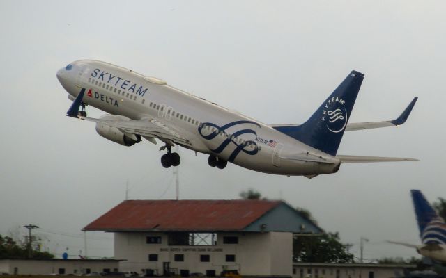 Boeing 737-800 (N3761R)