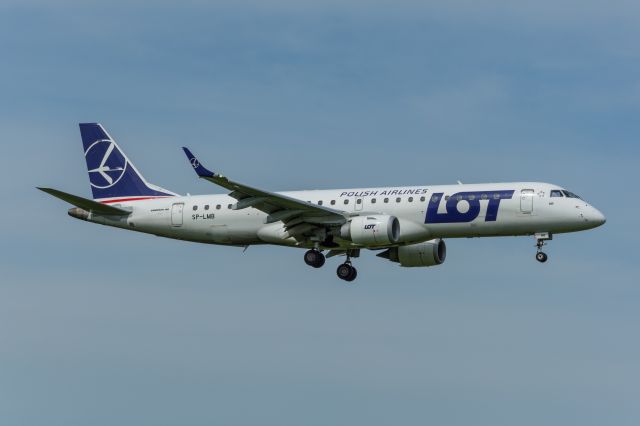 Embraer ERJ-190 (SP-LMB) - WAW SPOTTING