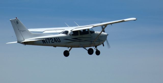 Cessna Skyhawk (N1724U) - Shortly after departure is this 2007 Cessna 172S Skyhawk SP from the Spring of 2022.