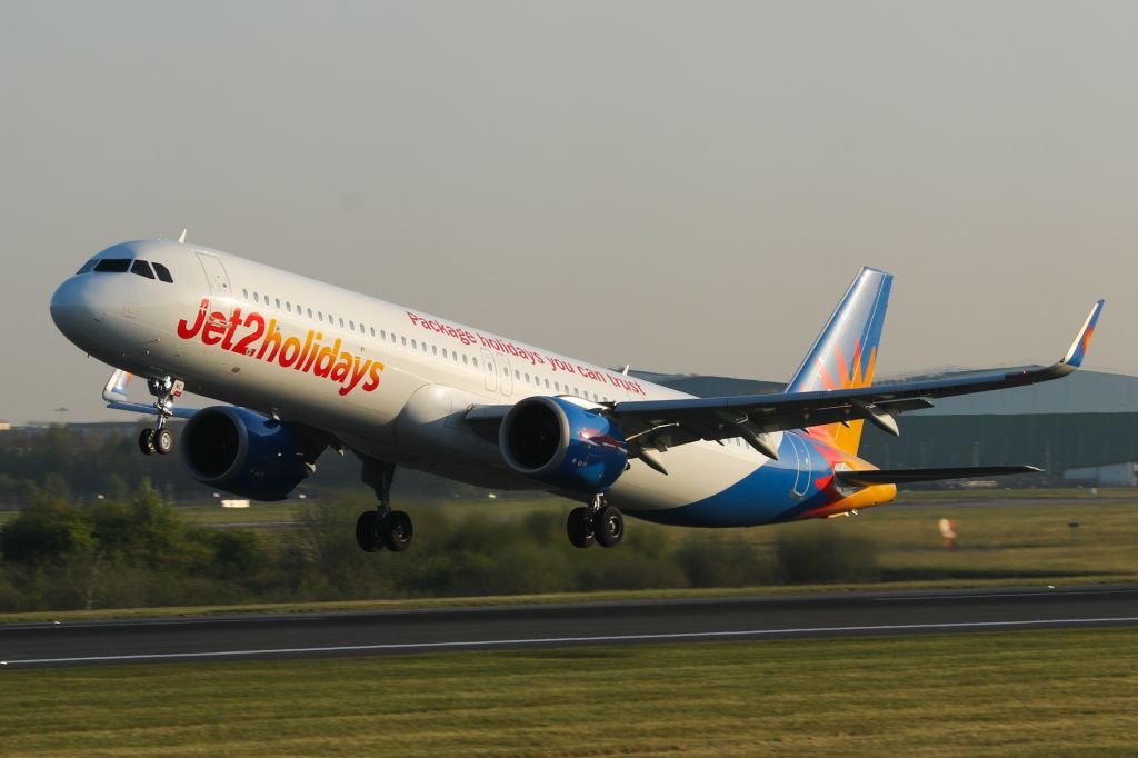 Airbus A321neo (G-SUNC) - EXS811 departing to Geneva.