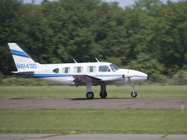 Piper PA-30 Twin Comanche (N61430) - Landing runway 08. 1 JUNE 2016.