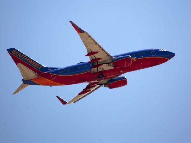 Boeing 737-700 (N460WN) - Take off at Vegas.