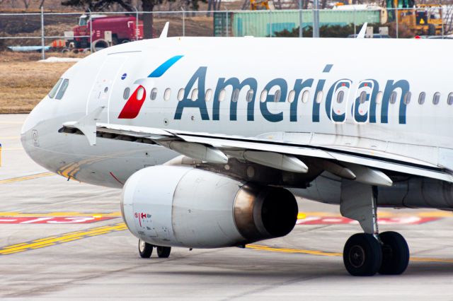 Airbus A320 (N661AW) - An American Airlines A320-200 turning onto runway 31 for a departure out to Phoenix on a windy Sunday. Shot on a Canon EOS 50D @ 400mm, 1/125th, F/8, ISO 200.