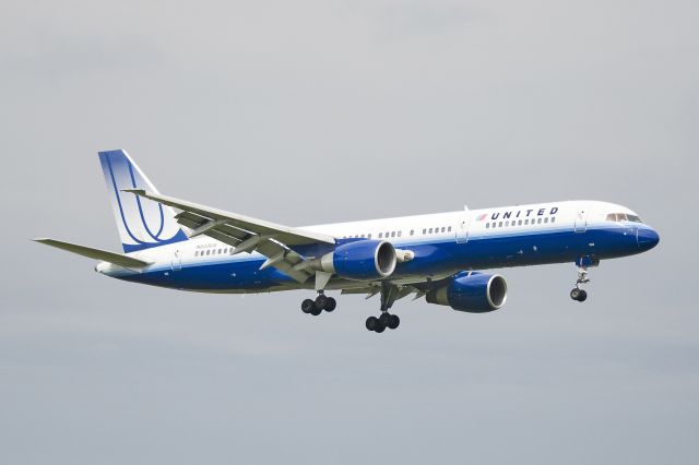 Boeing 757-200 (N533UA) - Seen at KDCA on 5/22/2011.