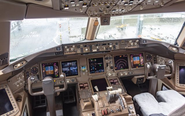 BOEING 777-300ER (C-FIUR)