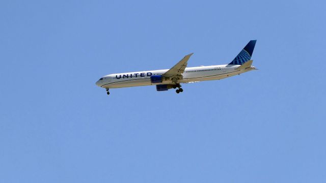 BOEING 767-400 (N77066)
