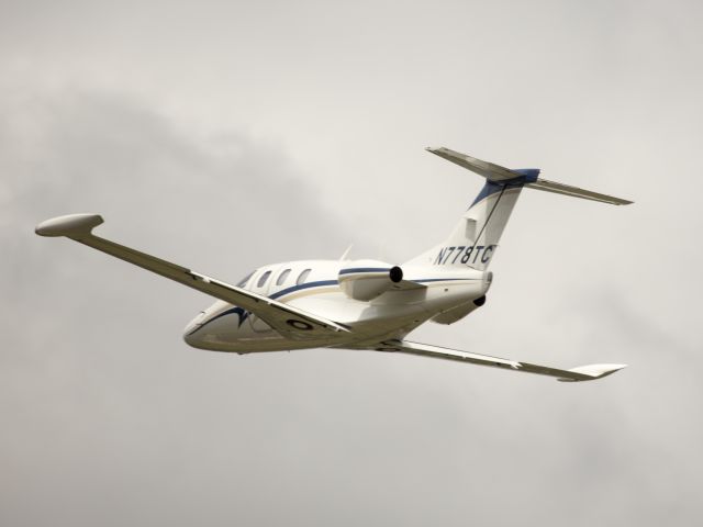 Eclipse 500 (N778TC) - Take off runway 26.