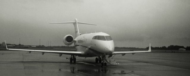 Bombardier Challenger 300 (N672BP)