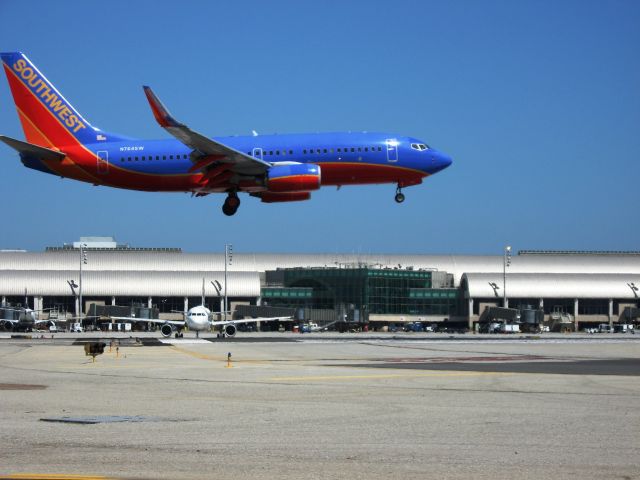 Boeing 737-700 (N764SW) - Landing on RWY 19R