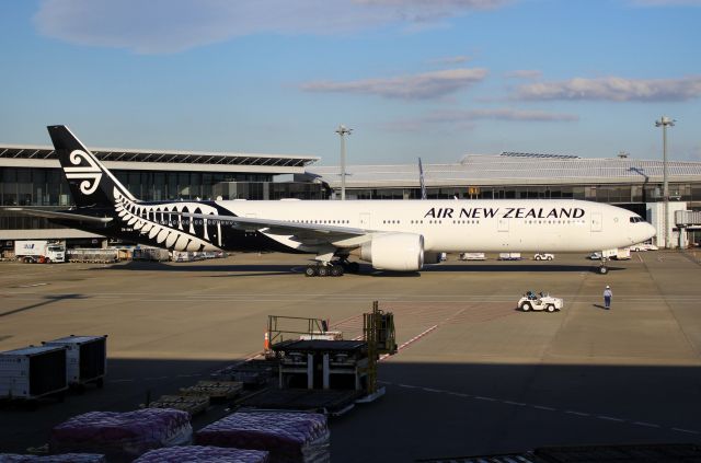 BOEING 777-300 (ZK-OKV)