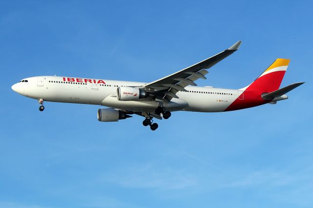 Airbus A330-300 (EC-LZX) - Iberia 6165 from Madrid