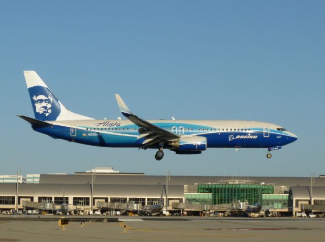 Boeing 737-800 (N512AS)