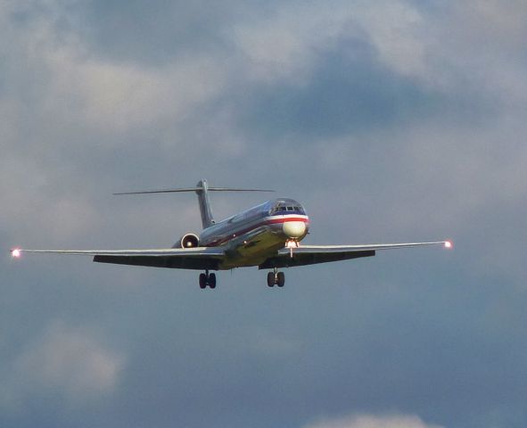 McDonnell Douglas MD-83 (N566AA)