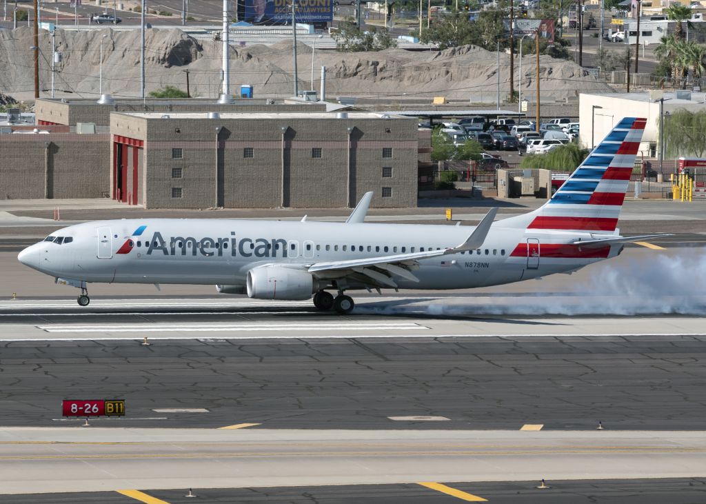 Boeing 737-800 (N878NN)