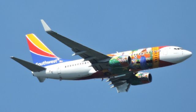 Boeing 737-700 (N945WN) - South West's Florida One Livery minutes before landing, summer 2019.