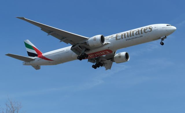 BOEING 777-300 (A6-ECR)