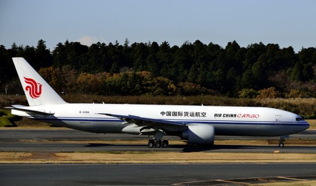 B-2098 — - Landing with Fuji-san peeping behind