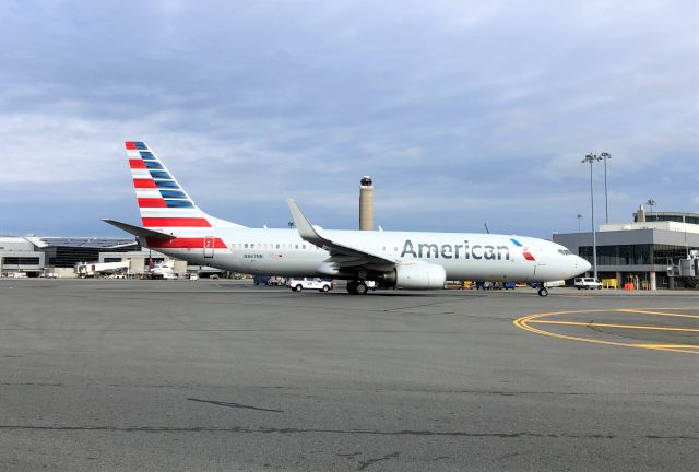 Boeing 737-800 (N867NN)