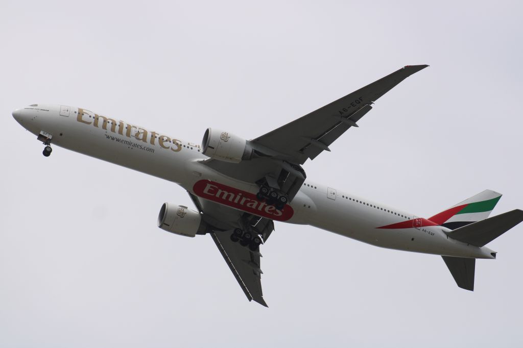BOEING 777-300ER (A6-EQF)