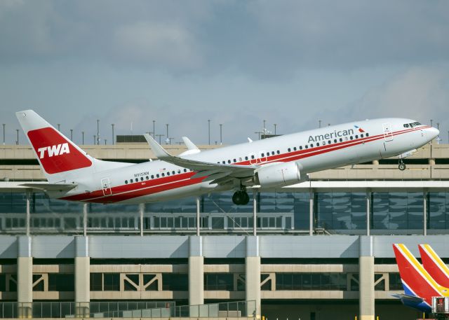 Boeing 737-800 (N915NN)