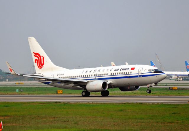 Boeing 737-700 (B-5803)