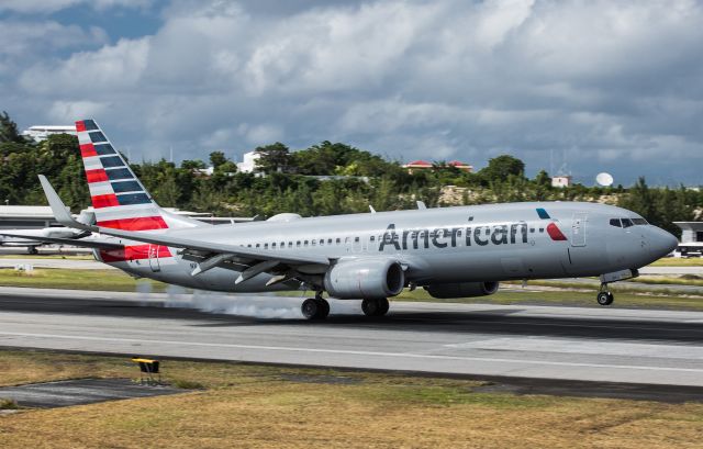 Boeing 737-800 (N976NN)