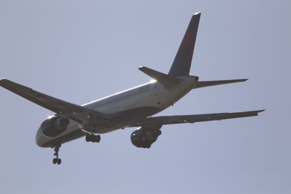 Boeing 757-200 (N674DL)