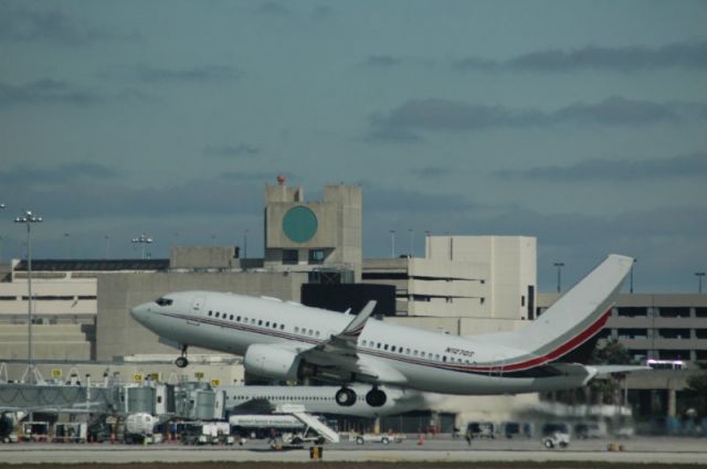 Boeing 737-700 (N127QS)